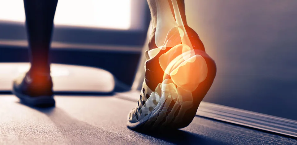 Khu vực ghế massage chân tại Foot Care Saigon, ánh sáng vàng ấm.