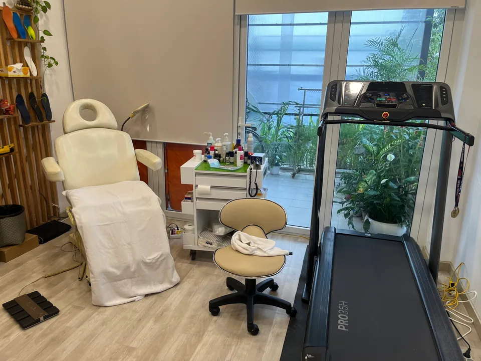 Bàn dụng cụ chăm sóc móng và khăn được xếp gọn tại Foot Care Saigon.